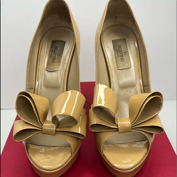 Valentino Garavani Shoes - Valentino Garavani bow Nude patent platform pumps Size 37/ 7 EXCELLENT
